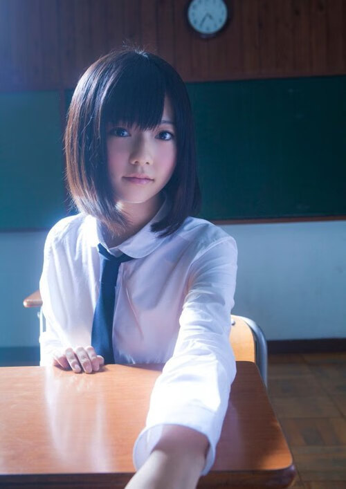 爱游戏官方-青少年水中足球大赛，趣味互动造就精彩瞬间，水中踢球少年