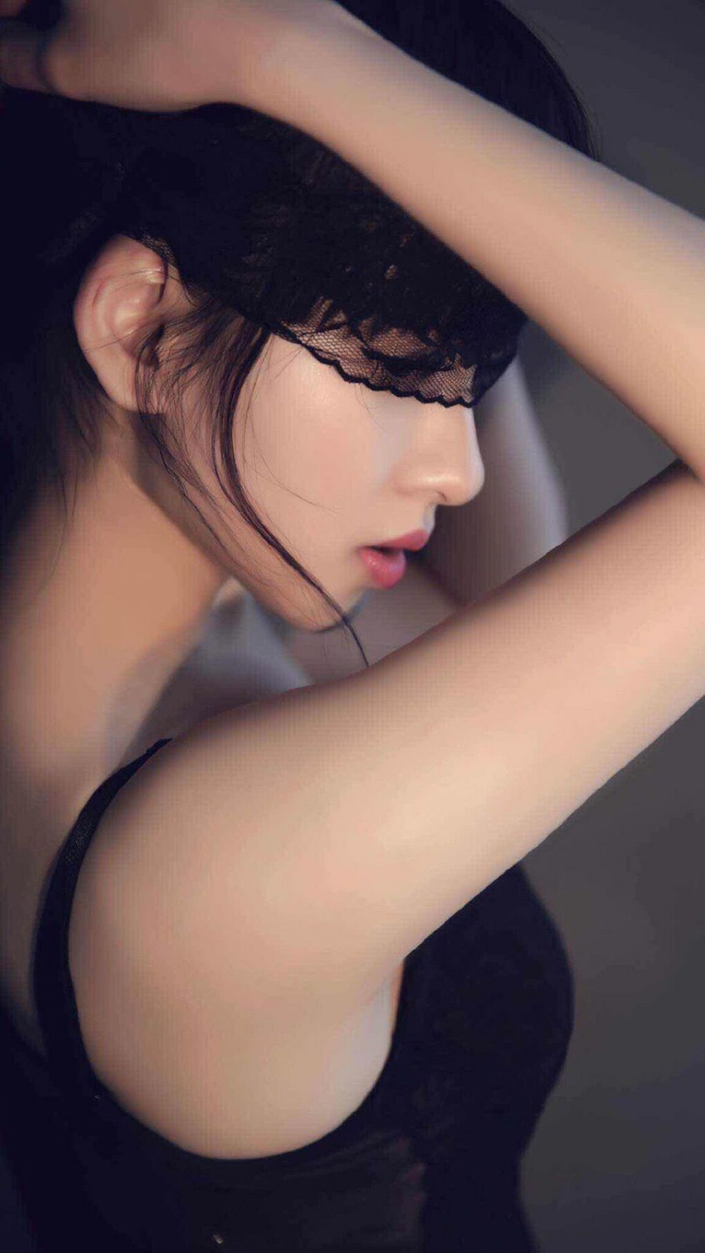 某队在大赛中扬眉吐气,赢得赞誉与掌声,比赛进行中,某队员在场区外